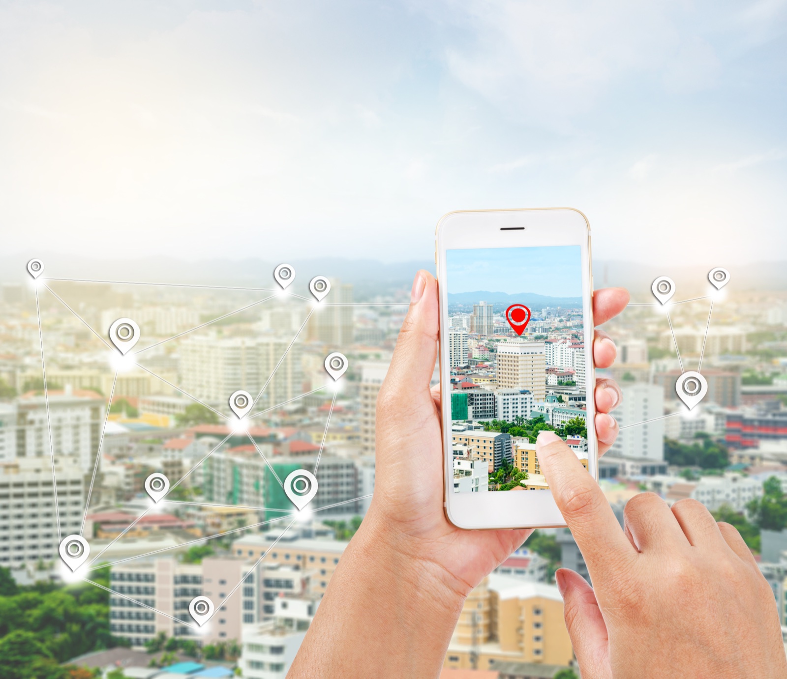 Mani con smartphone e pin di navigazione sulla mappa: la ricerca locale guida i clienti verso le attività della zona