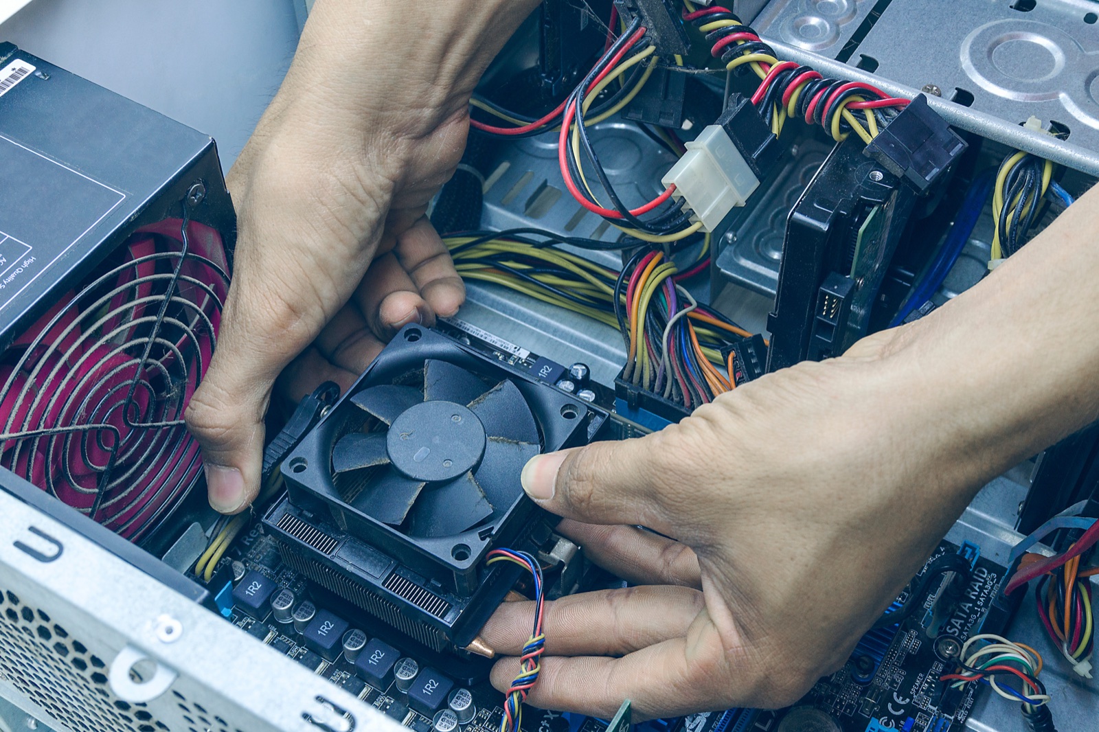 Tecnico specializzato al lavoro sulla manutenzione di un computer